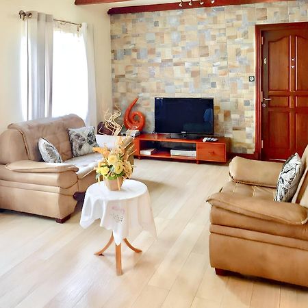 Spacious House In Flic En Flac With Shared Pool Esterno foto