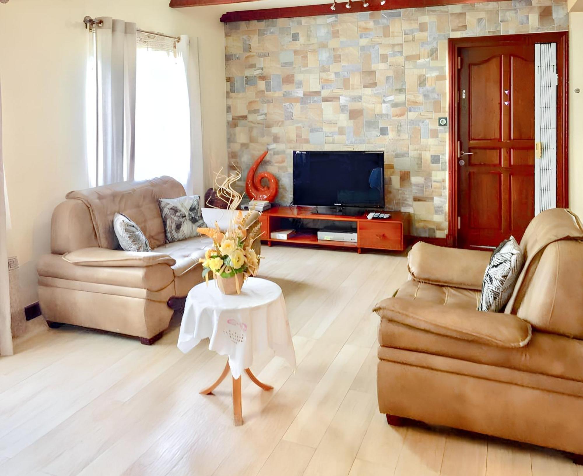 Spacious House In Flic En Flac With Shared Pool Esterno foto